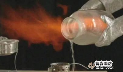 噴酒精消毒，遇明火燒傷，正確使用酒精消毒很重要